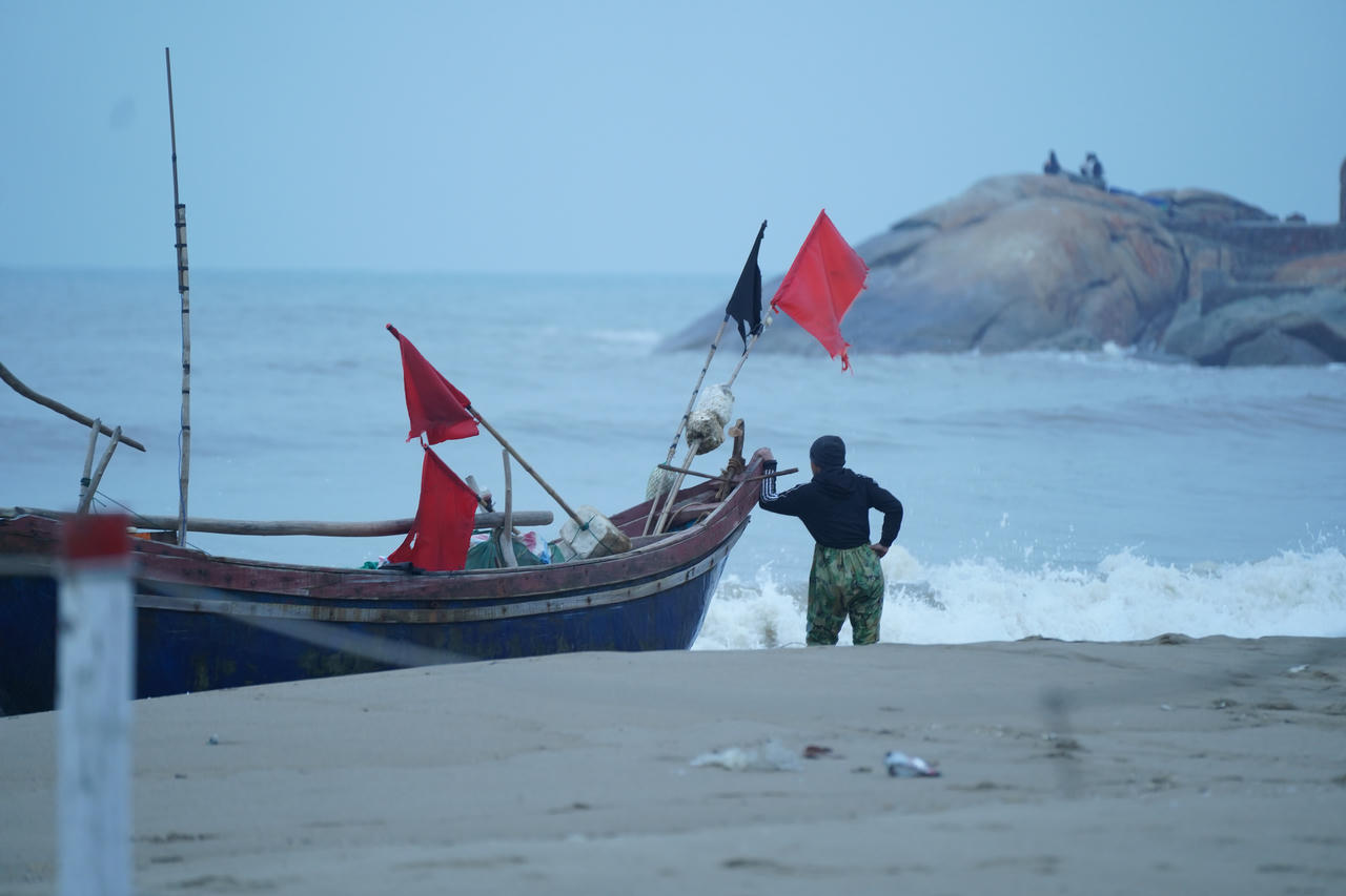 Ngư dân cơ cực bám biển mưu sinh giữa thời tiết giá rét