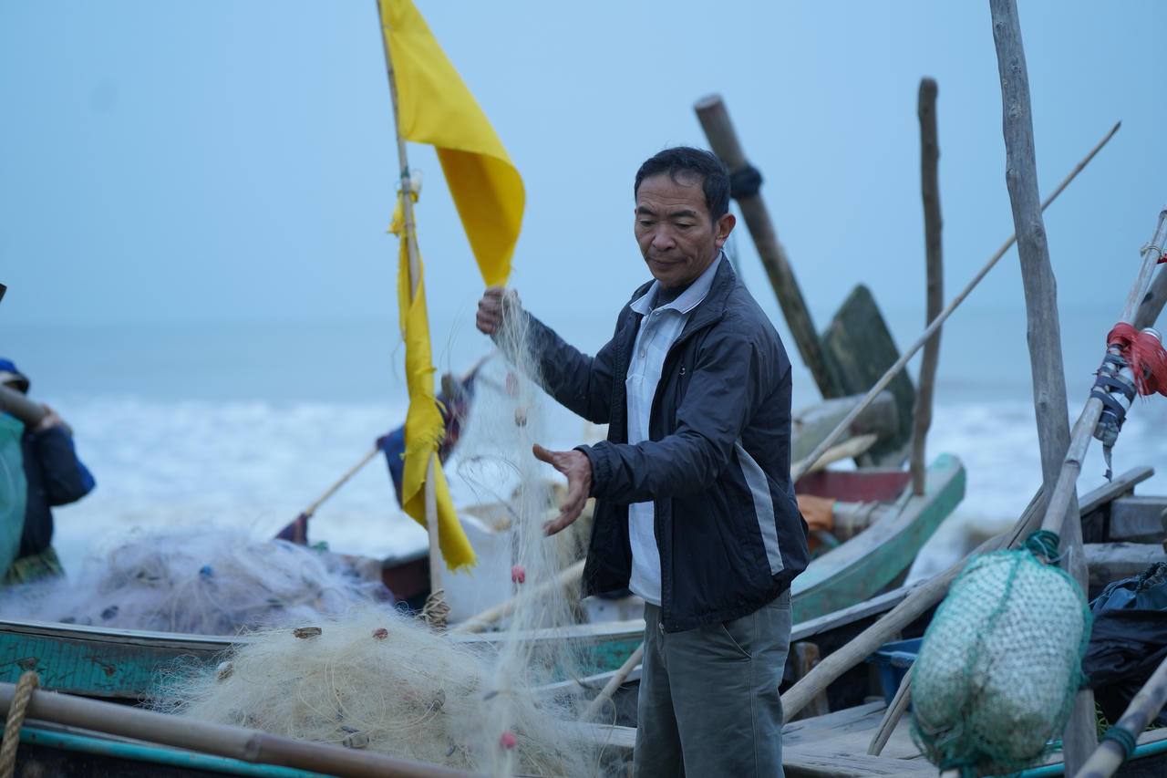 Ngư dân cơ cực bám biển mưu sinh giữa thời tiết giá rét