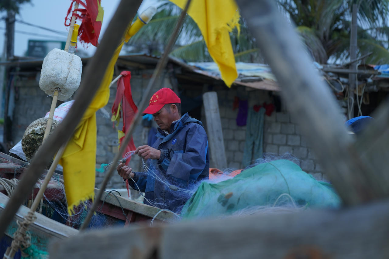 Ngư dân cơ cực bám biển mưu sinh giữa thời tiết giá rét