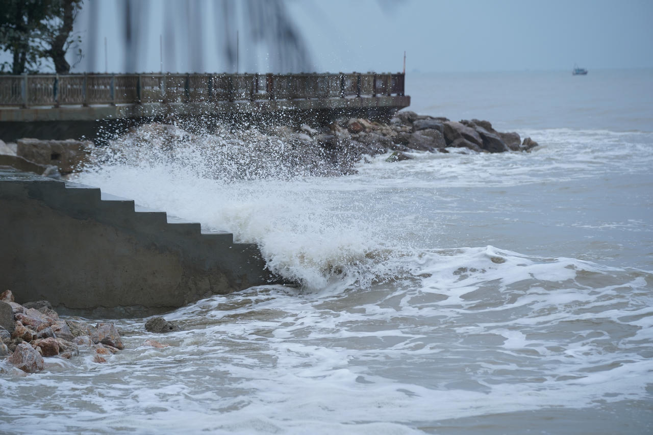 Ngư dân cơ cực bám biển mưu sinh giữa thời tiết giá rét