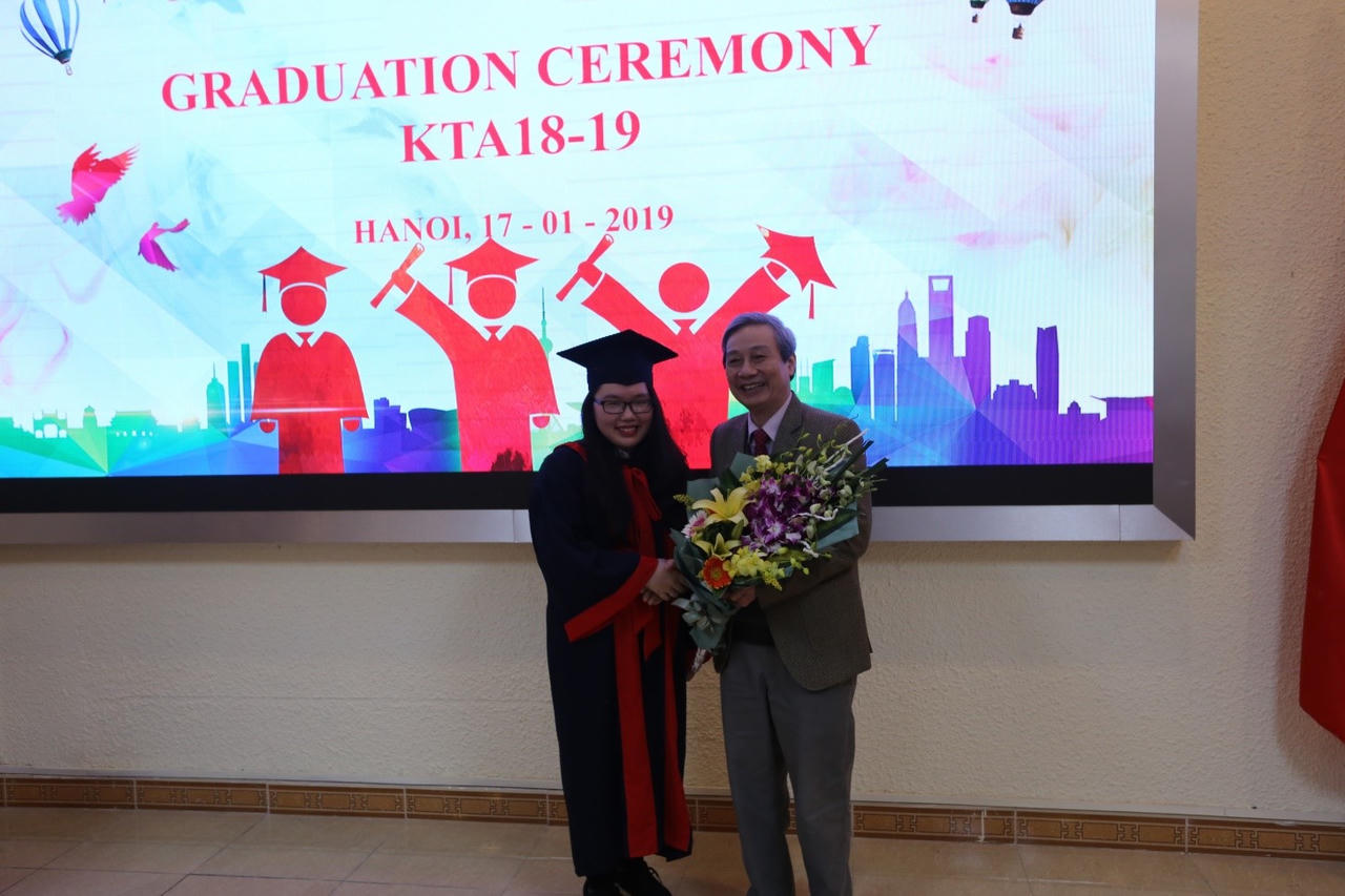 Khoa Ngôn ngữ Anh trao Bằng tốt nghiệp hệ Đại học chính quy cho sinh viên khóa 18 và khóa 19