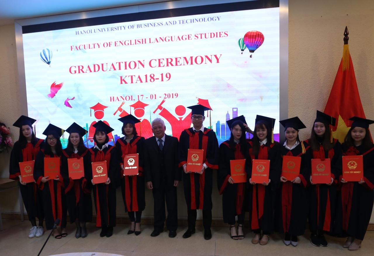 Khoa Ngôn ngữ Anh trao Bằng tốt nghiệp hệ Đại học chính quy cho sinh viên khóa 18 và khóa 19