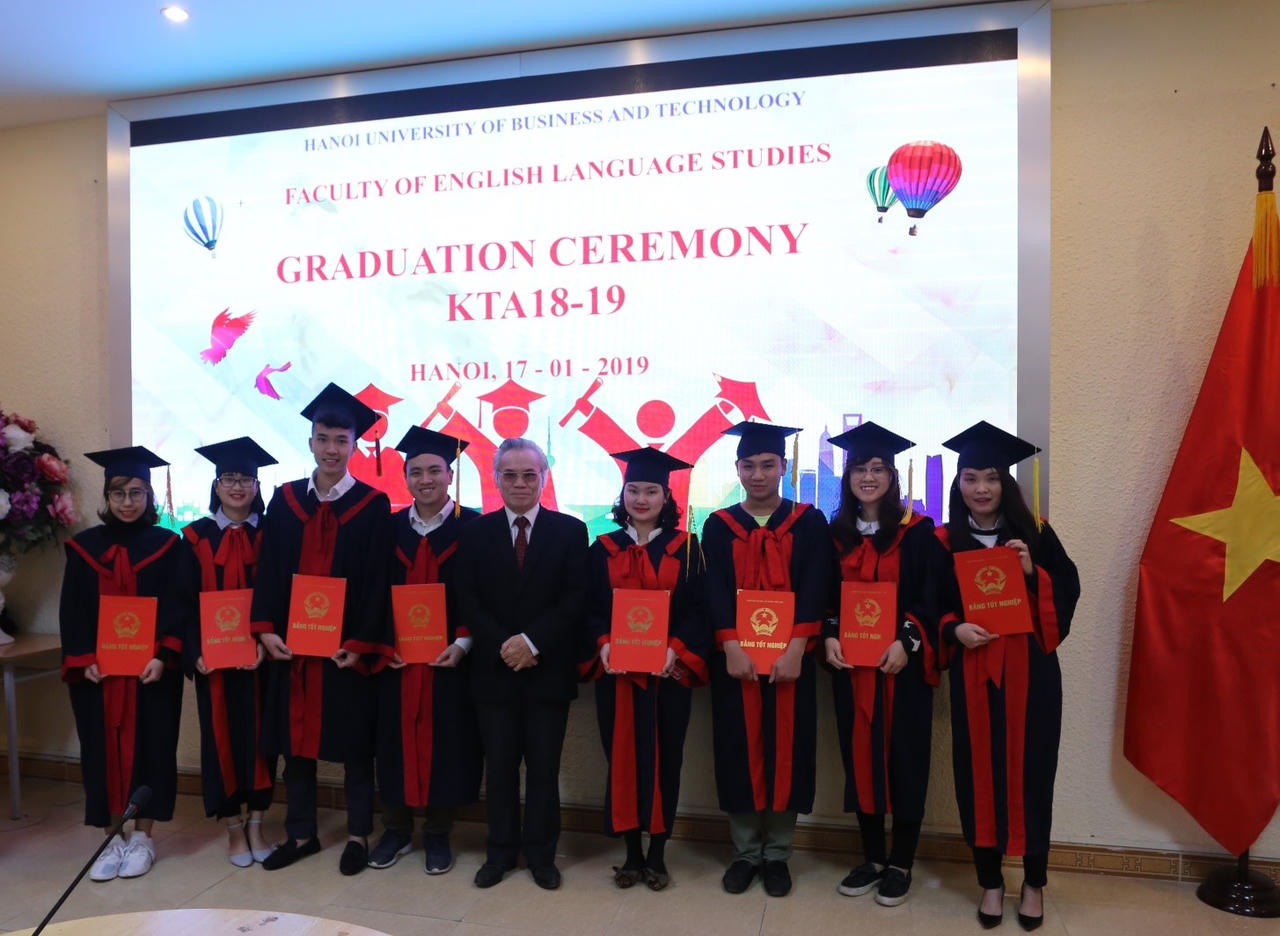 Khoa Ngôn ngữ Anh trao Bằng tốt nghiệp hệ Đại học chính quy cho sinh viên khóa 18 và khóa 19