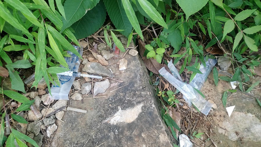 Rác và kim tiêm 'rắc đầy' Khu di tích Thành nhà Mạc Lạng Sơn, núi Tô Thị