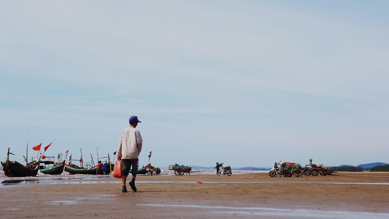 Người cha khuyết tật hàng ngày ăn xin nuôi cả gia đình