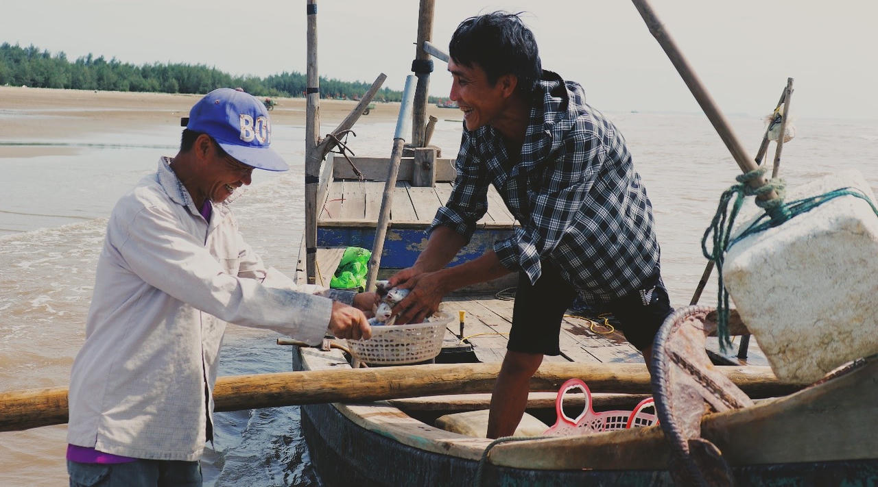 Người cha khuyết tật hàng ngày ăn xin nuôi cả gia đình