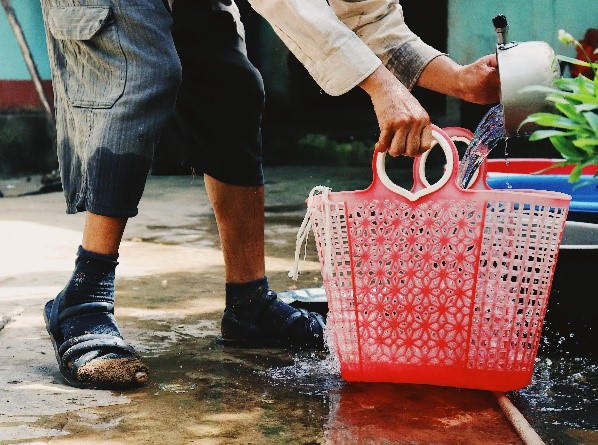 Người cha khuyết tật hàng ngày ăn xin nuôi cả gia đình