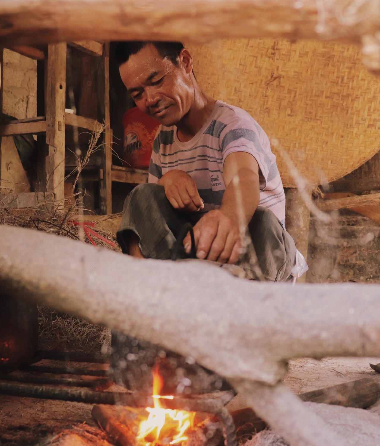 Người cha khuyết tật hàng ngày ăn xin nuôi cả gia đình