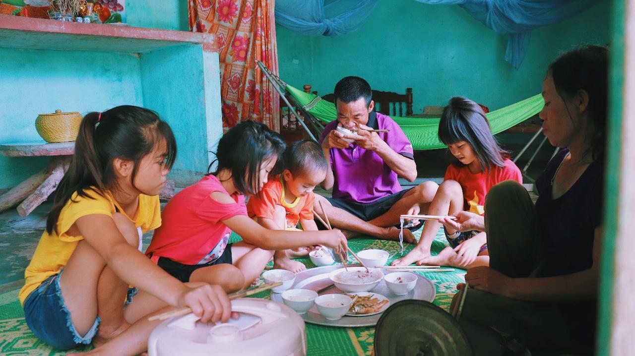 Người cha khuyết tật hàng ngày ăn xin nuôi cả gia đình