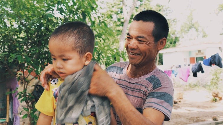 Người cha khuyết tật hàng ngày ăn xin nuôi cả gia đình