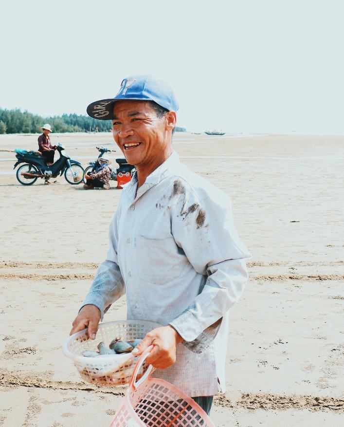 Người cha khuyết tật hàng ngày ăn xin nuôi cả gia đình