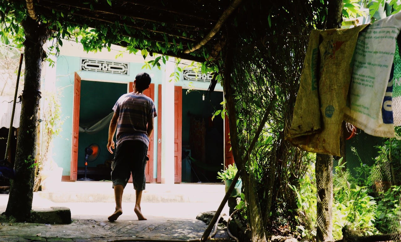 Người cha khuyết tật hàng ngày ăn xin nuôi cả gia đình