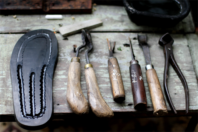 Độc đáo đôi dép Cụ Hồ thời hiện đại