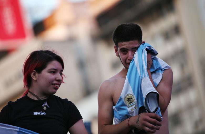 Argentina rơi lệ