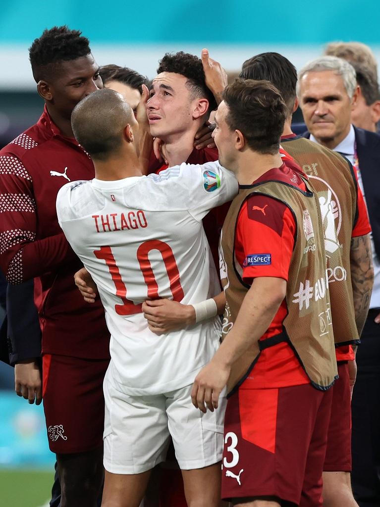 Thụy Sỹ rơi lệ rời Euro, Italia vượt qua Bỉ