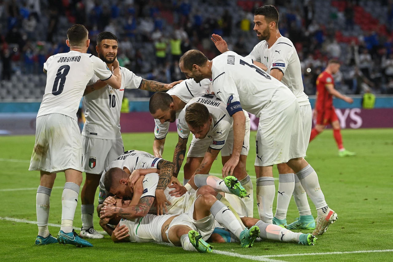 Thụy Sỹ rơi lệ rời Euro, Italia vượt qua Bỉ