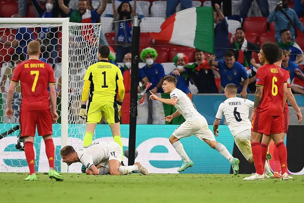 Thụy Sỹ rơi lệ rời Euro, Italia vượt qua Bỉ