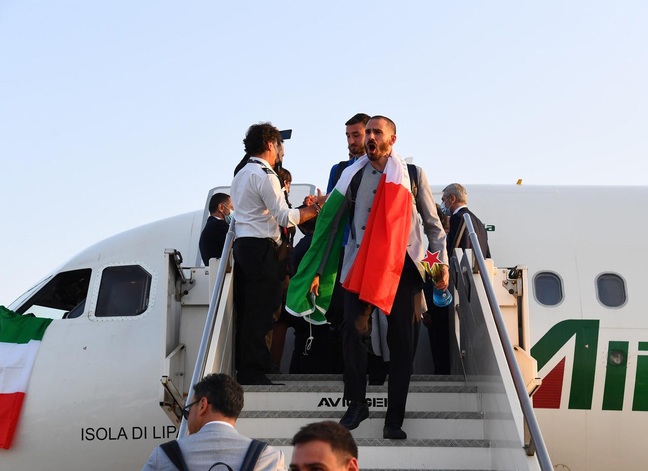  Italia mang cúp vô địch về nhà