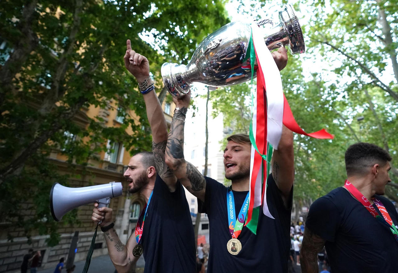  Italia mang cúp vô địch về nhà