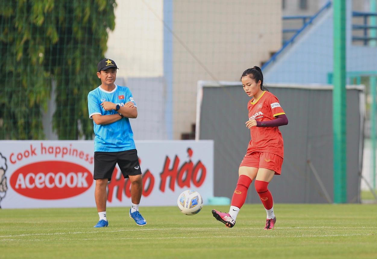 Các bóng hồng của tuyển nữ Việt Nam trên sân tập