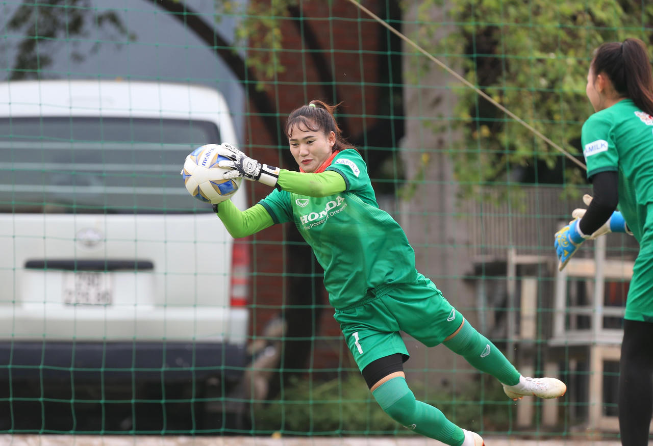 Các bóng hồng của tuyển nữ Việt Nam trên sân tập