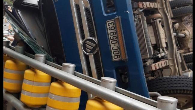 Tài xế thoát nạn thần kỳ khi va vào hệ thống rào chắn bánh xoay 