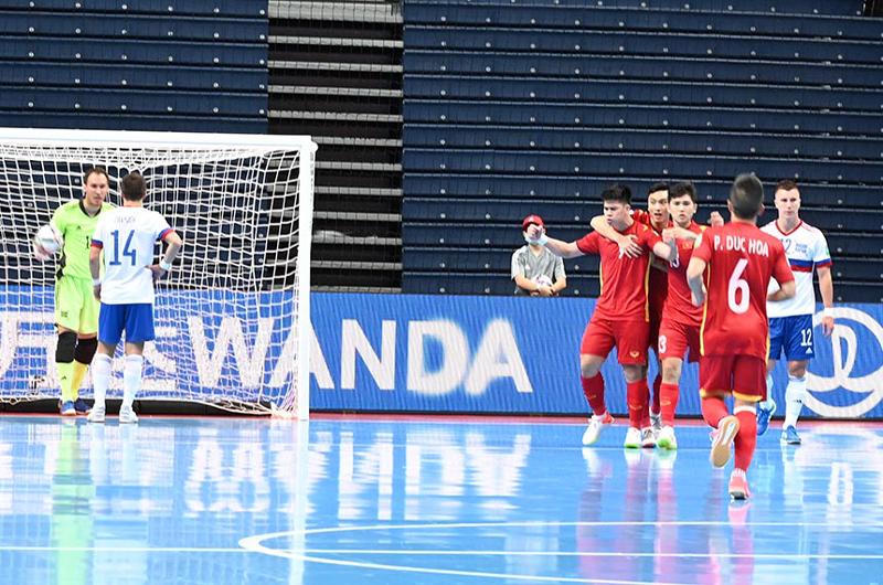 Futsal Nga "toát mồ hôi" vượt qua Việt Nam