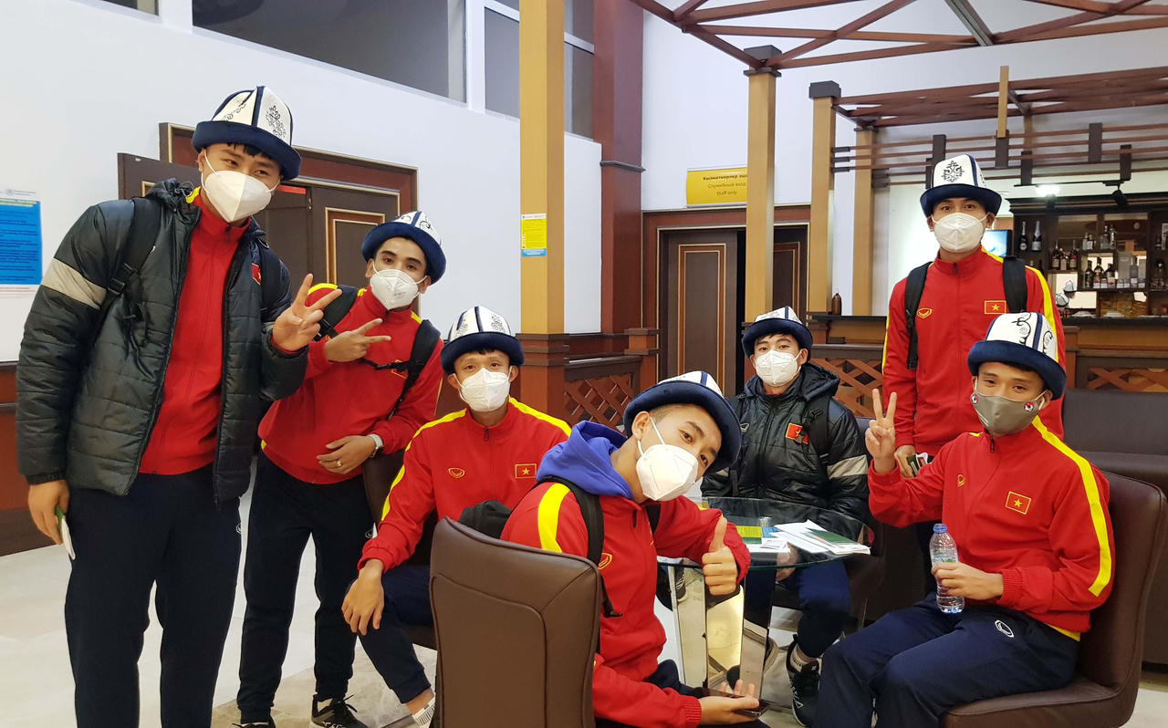 Mỹ nhân xinh đẹp Kyrgyzstan chào đón U23 Việt Nam