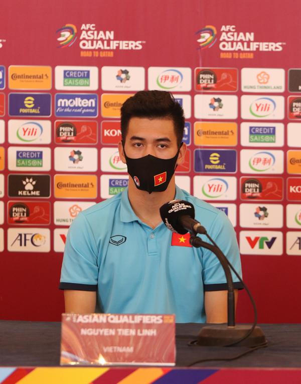 Thầy Park lý giải việc cho Hoàng Đức vào rồi thay ra