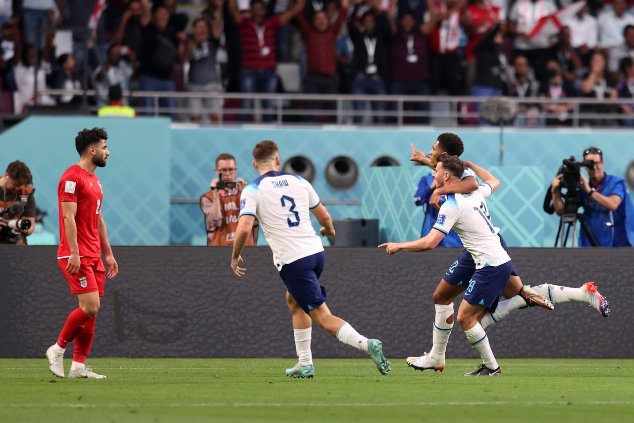 Có nên đưa các cô gái đẹp lên bình luận bóng đá?