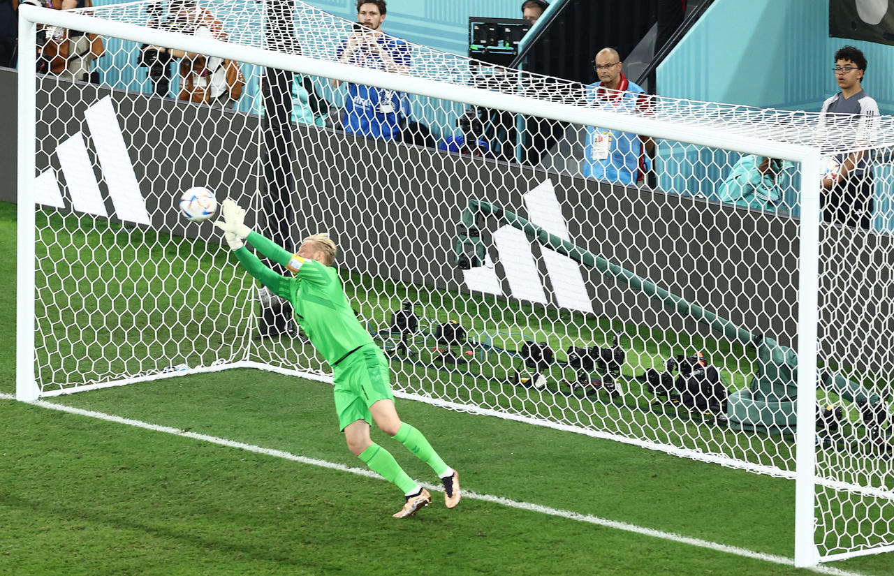 Mbappe đưa nhà vô địch vào vòng 1/8