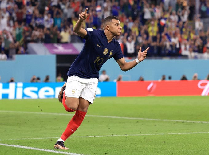 Mbappe đưa nhà vô địch vào vòng 1/8