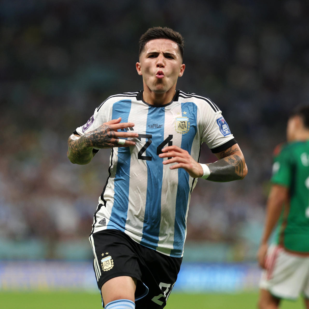 Messi mở lại cánh cửa cho Argentina