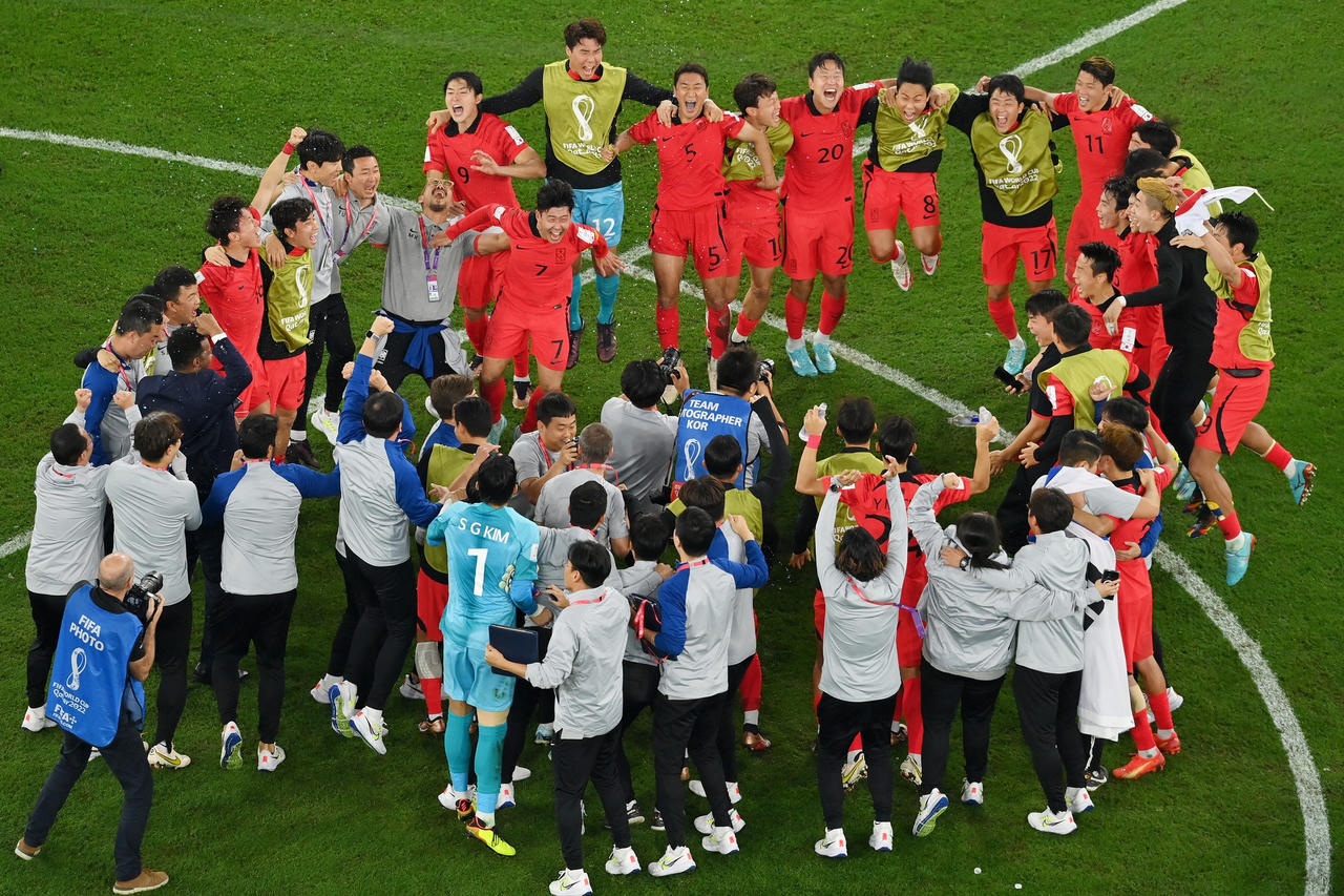 Son Heung-Min khóc nức nở khi Hàn Quốc vào vòng 1/8