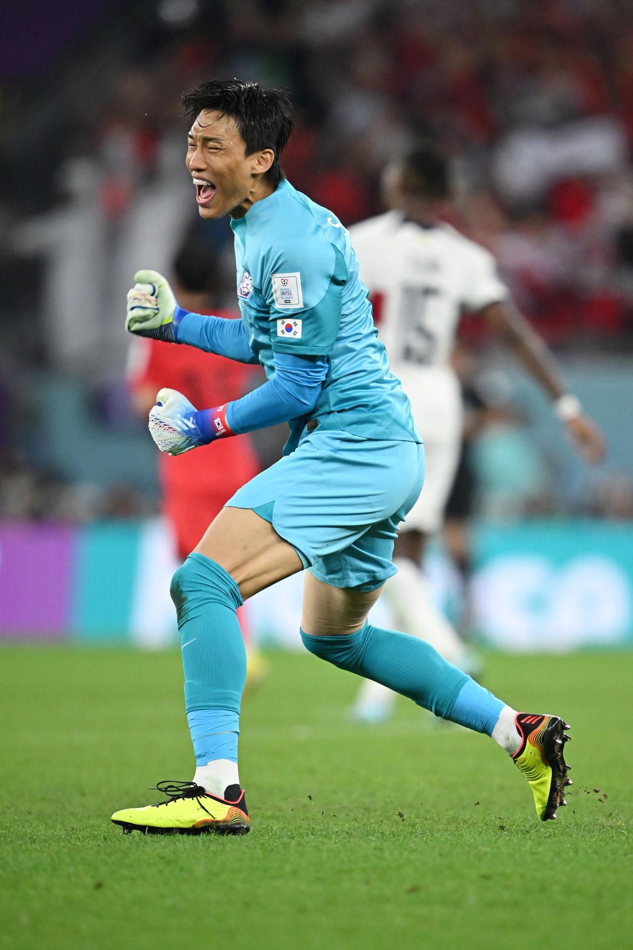 Son Heung-Min khóc nức nở khi Hàn Quốc vào vòng 1/8