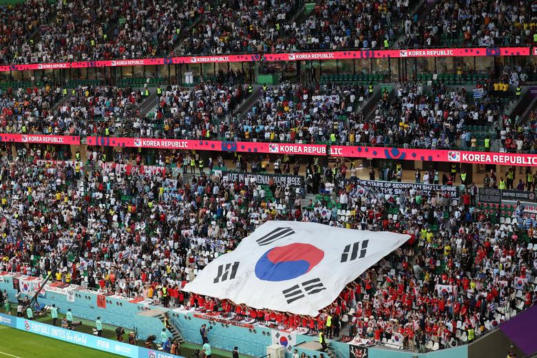 Son Heung-Min khóc nức nở khi Hàn Quốc vào vòng 1/8