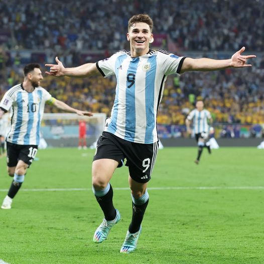 Argentina vượt qua Australia vào tứ kết