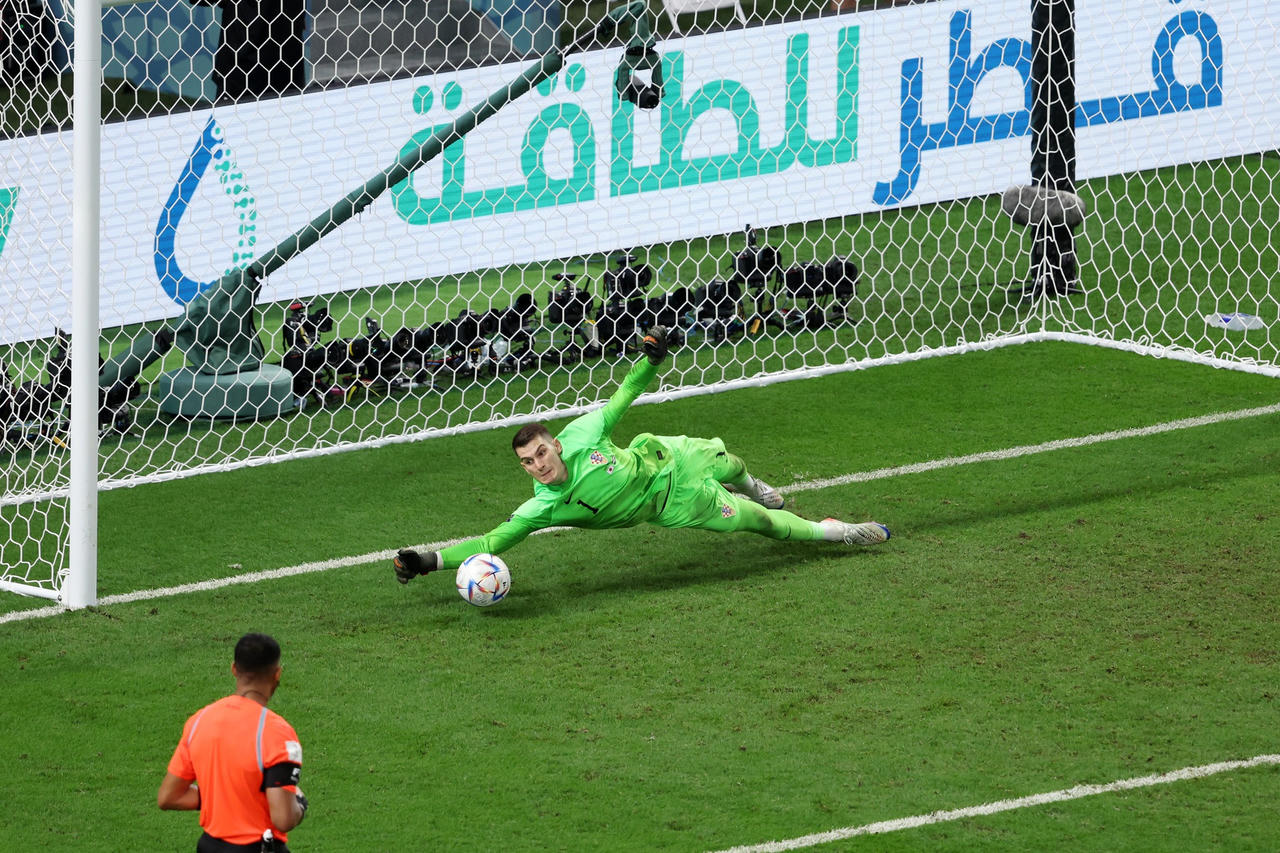 Croatia vào tứ kết sau loạt đá 11m