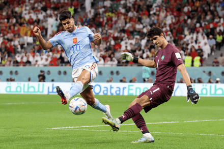 Tây Ban Nha bị loại, Ma-rốc lần đầu tiên vào tứ kết