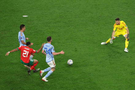 Tây Ban Nha bị loại, Ma-rốc lần đầu tiên vào tứ kết