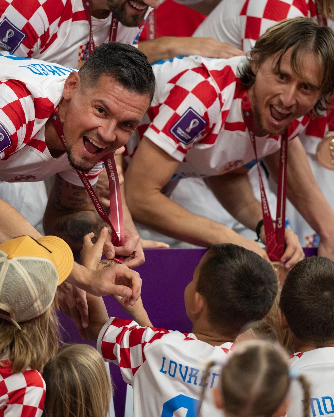 Luka và đồng đội vui đùa với con sau khi giành huy chương