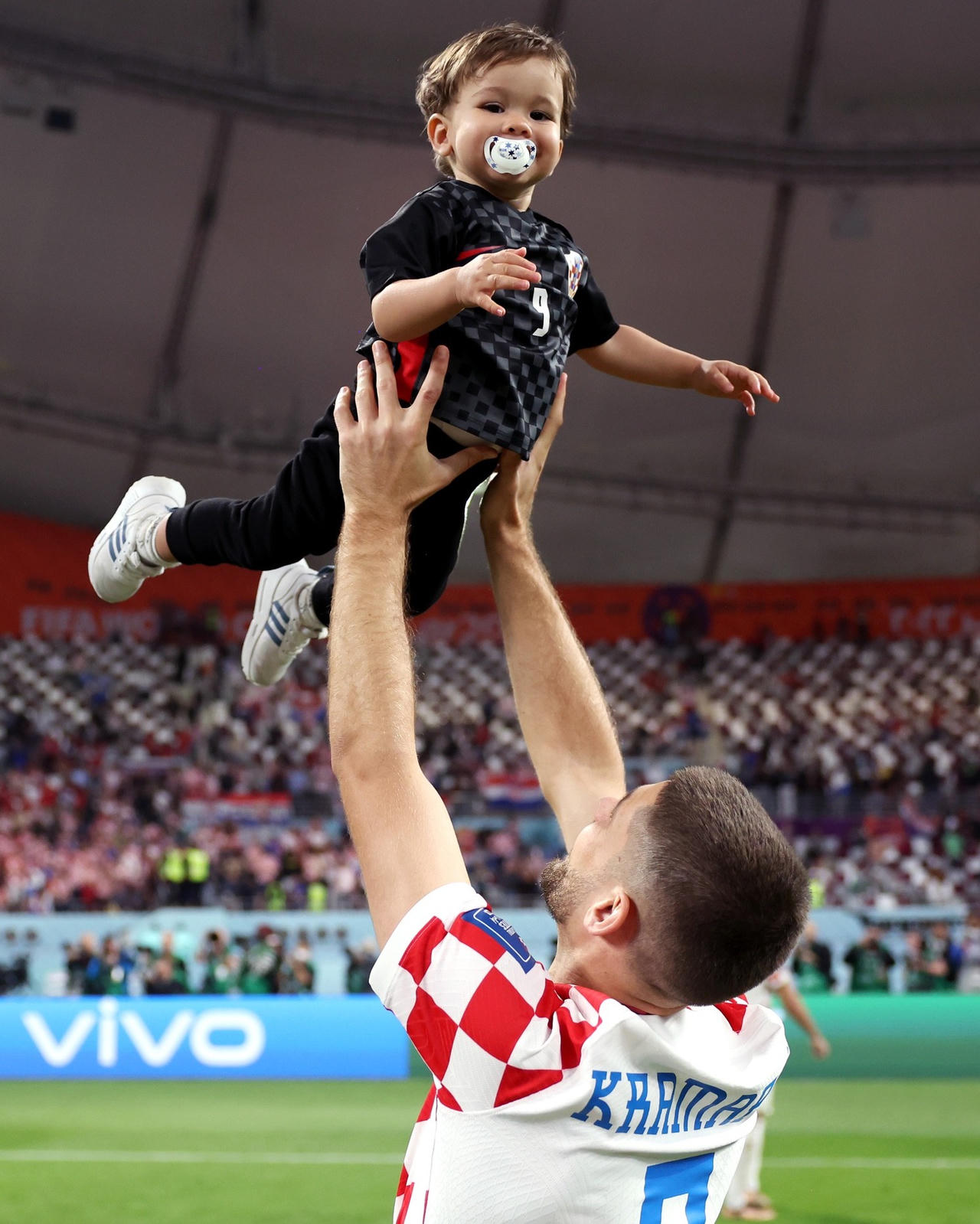 Luka và đồng đội vui đùa với con sau khi giành huy chương