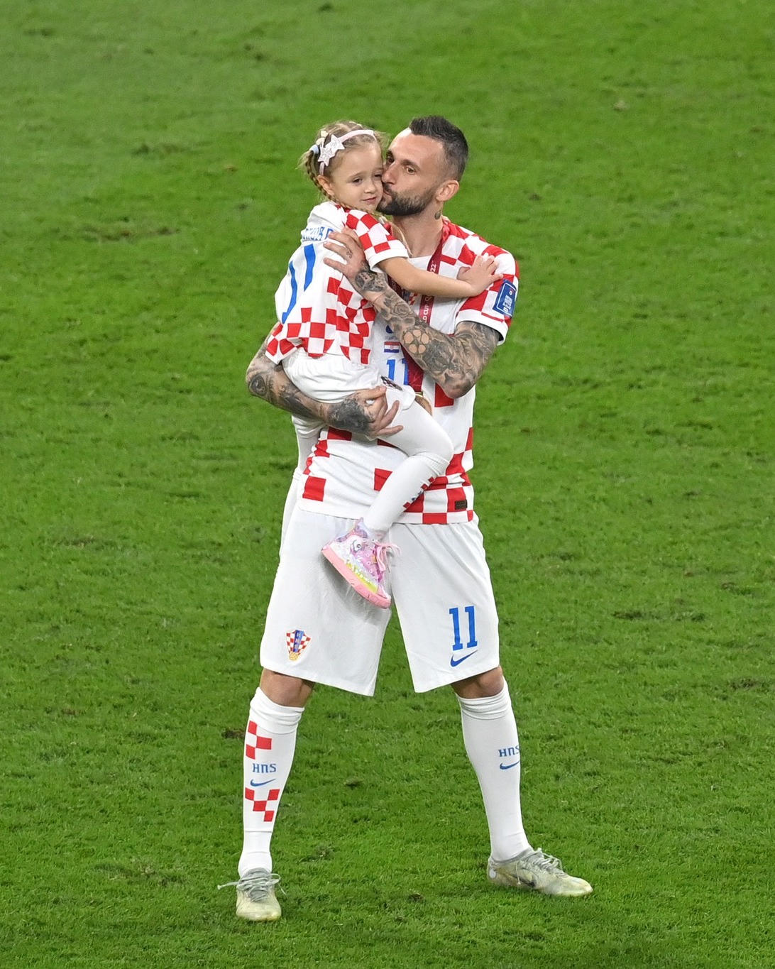 Luka và đồng đội vui đùa với con sau khi giành huy chương