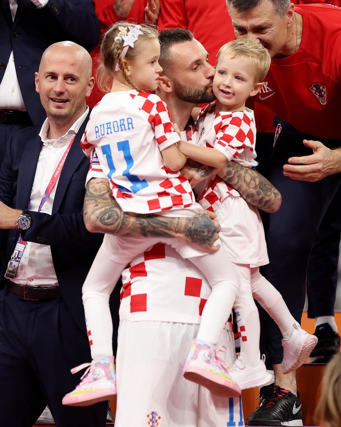 Luka và đồng đội vui đùa với con sau khi giành huy chương