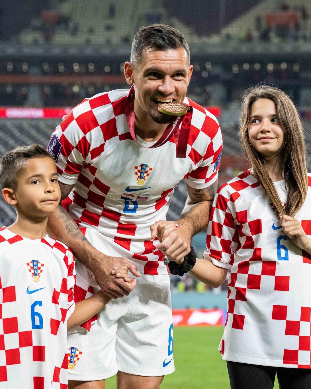 Luka và đồng đội vui đùa với con sau khi giành huy chương