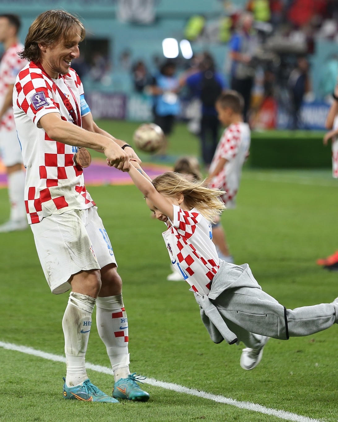 Luka và đồng đội vui đùa với con sau khi giành huy chương