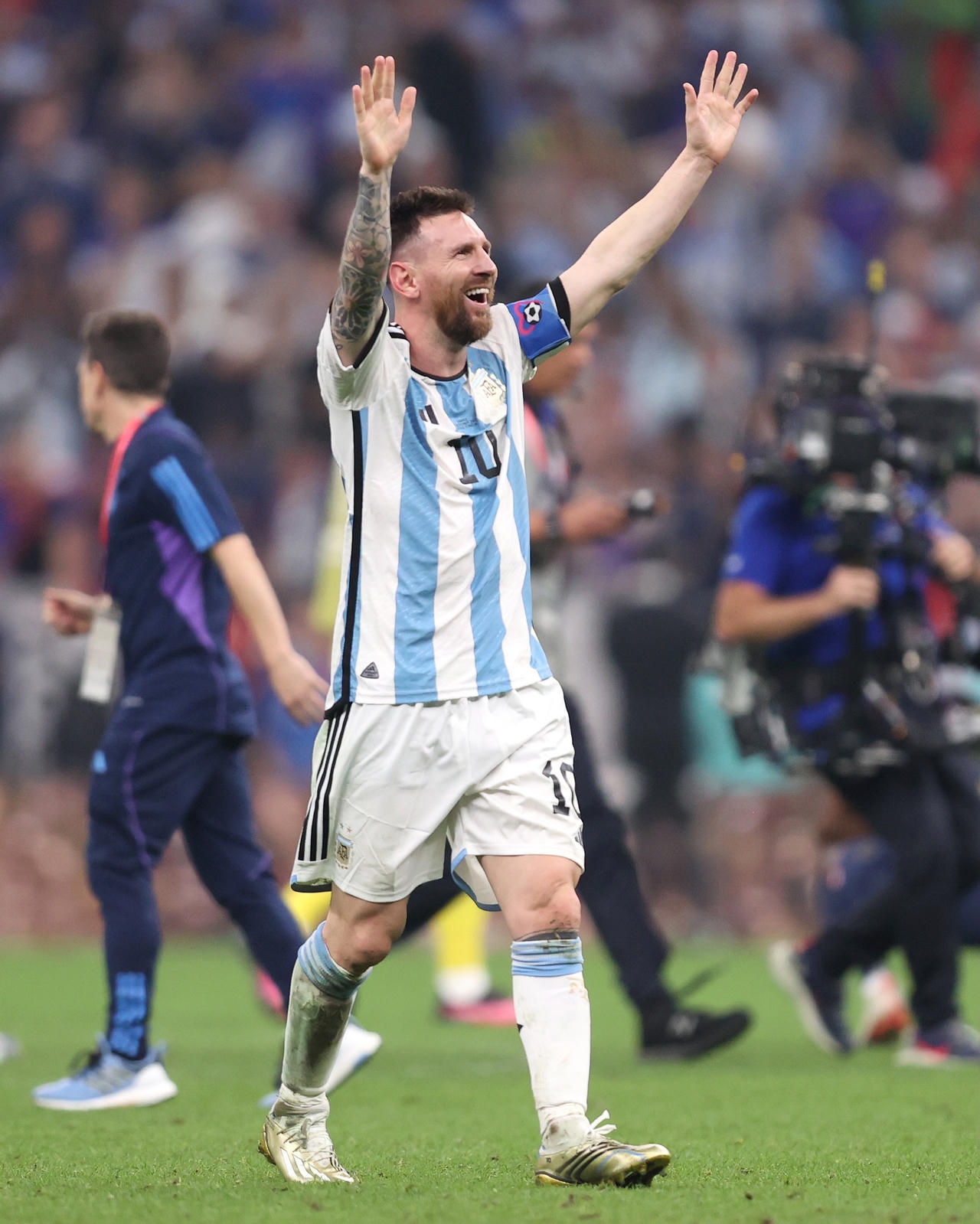 Hình ảnh tuyệt đẹp khi Messi nâng cao cúp vàng
