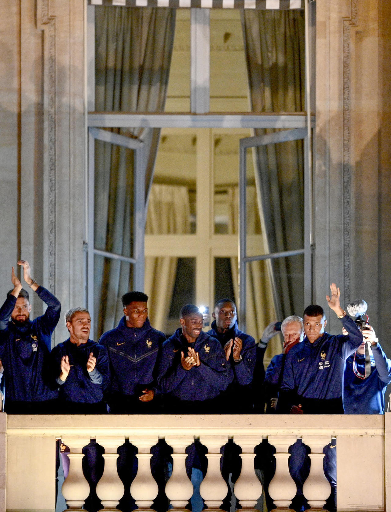 Người Pháp đón "cựu vương World Cup" về nhà