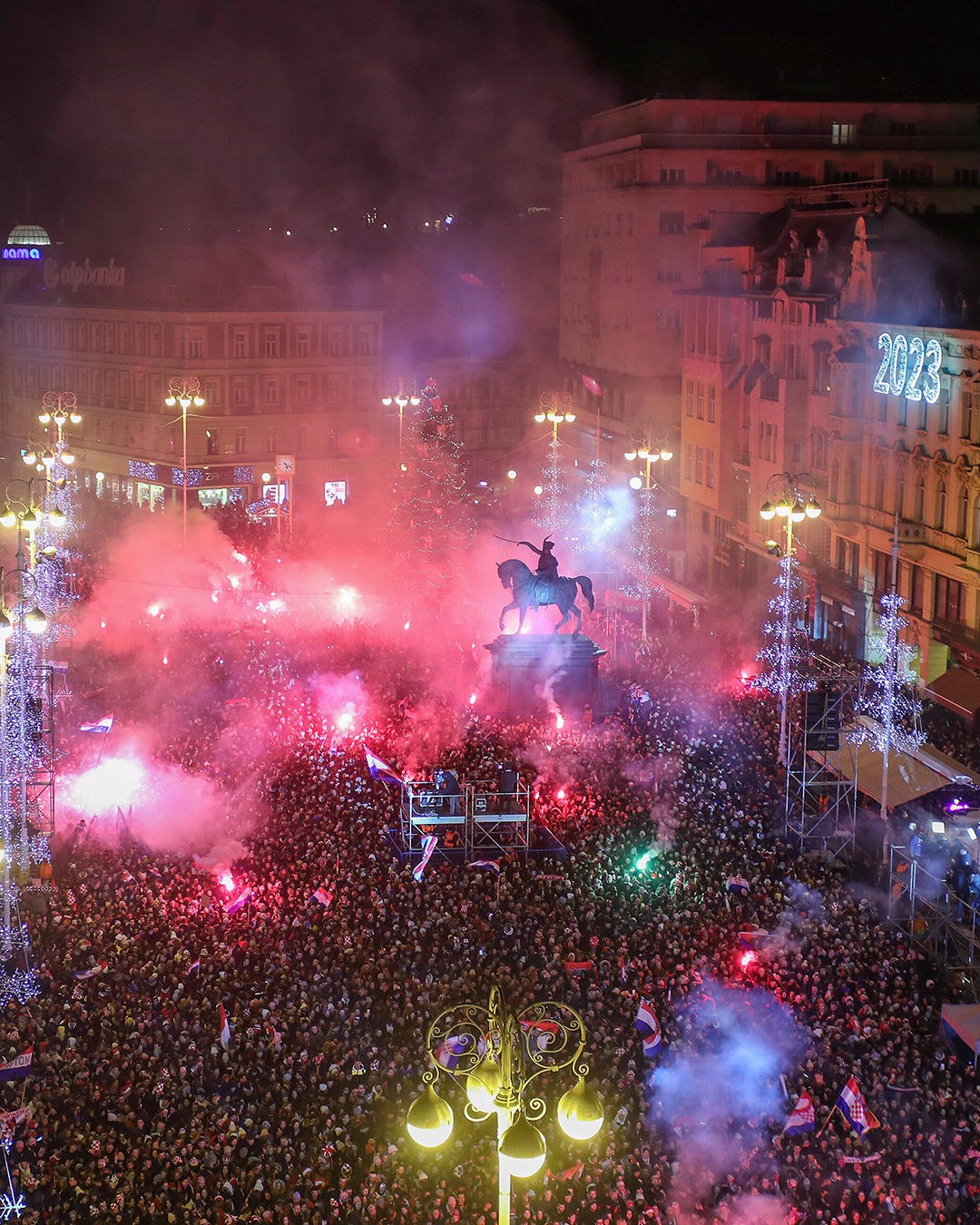Biển người chào đón Luka Modric và đồng đội