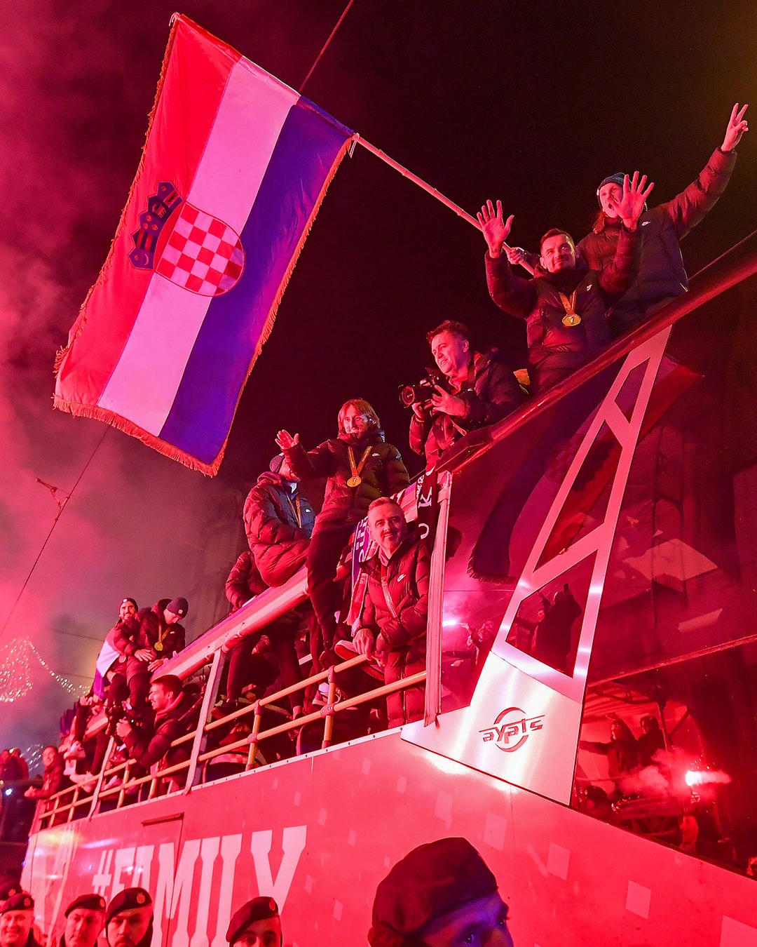 Biển người chào đón Luka Modric và đồng đội